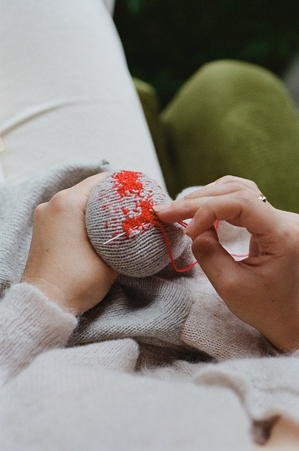 Darning Kit with Darning Egg ∣ Wool 100% Darning Yarns ∣ Socks